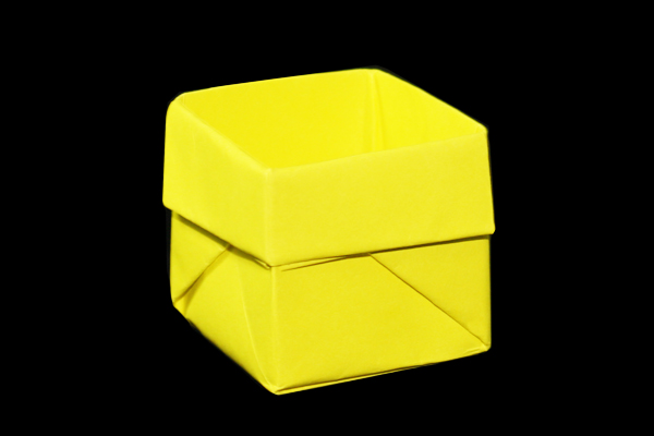 折り紙 ペン立てに使える 箱の簡単な折り方 作り方 縦長型 折り紙japan