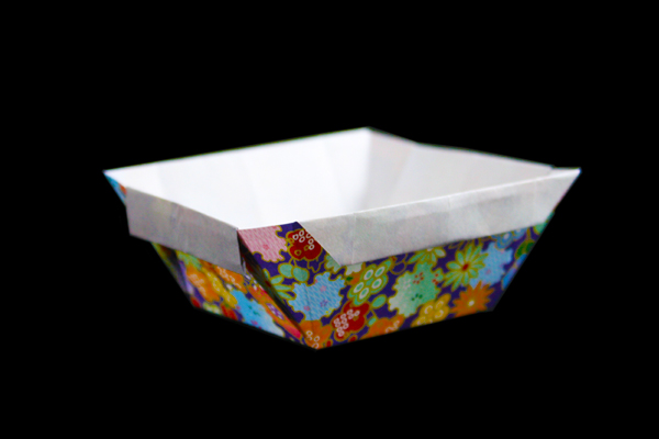 簡単な折り紙の菓子皿の折り方 作り方 小皿 紙皿 器の折り紙 折り紙japan