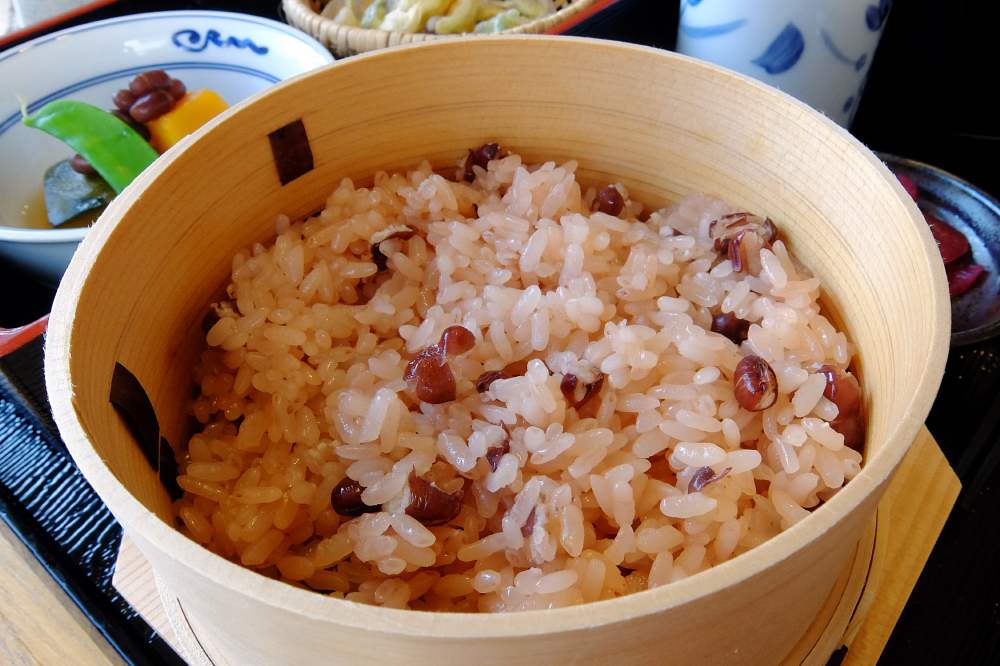 お祝い事に『赤飯』を食べる意味と由来｜日本の伝統